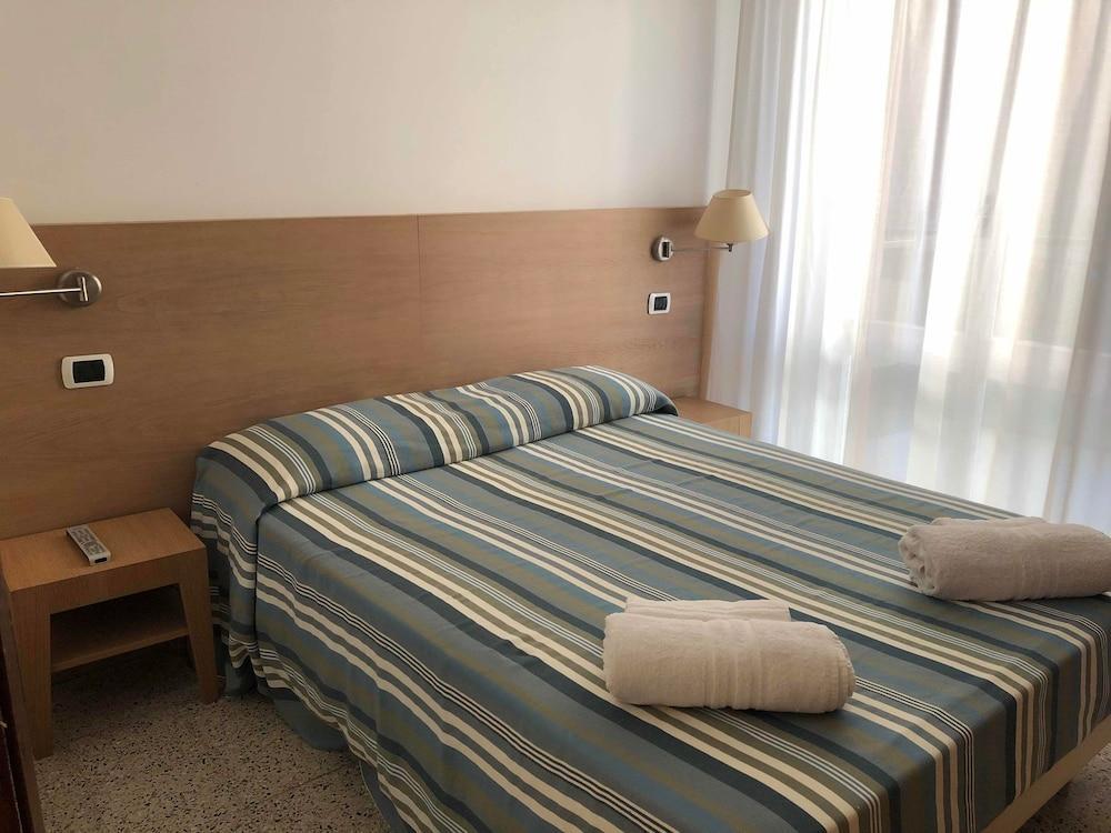 Hotel Gin Ріміні Екстер'єр фото