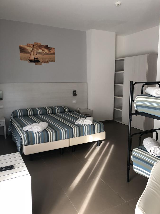 Hotel Gin Ріміні Екстер'єр фото
