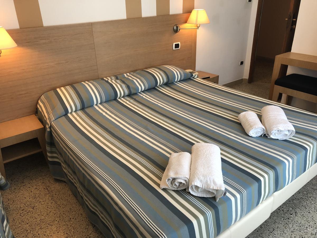 Hotel Gin Ріміні Екстер'єр фото