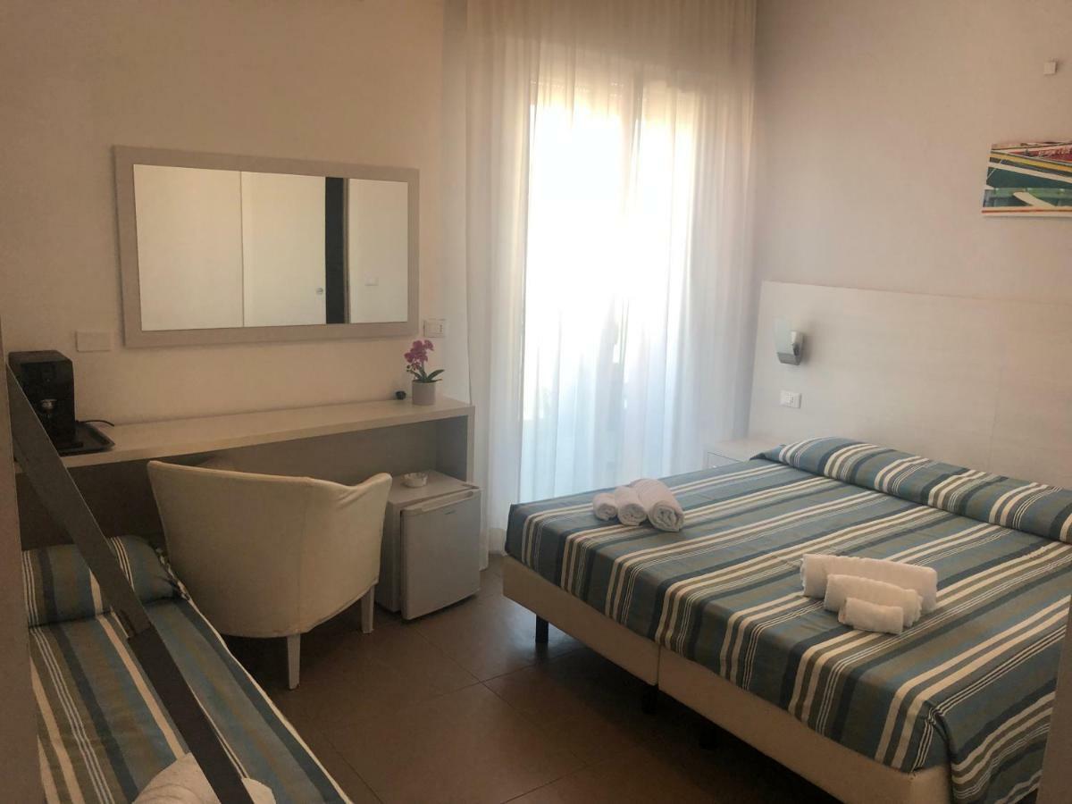 Hotel Gin Ріміні Екстер'єр фото