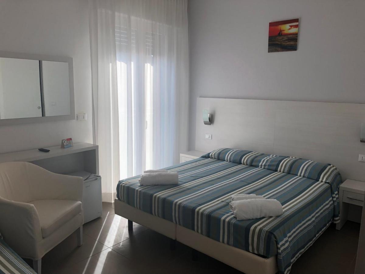 Hotel Gin Ріміні Екстер'єр фото