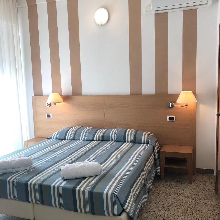 Hotel Gin Ріміні Екстер'єр фото